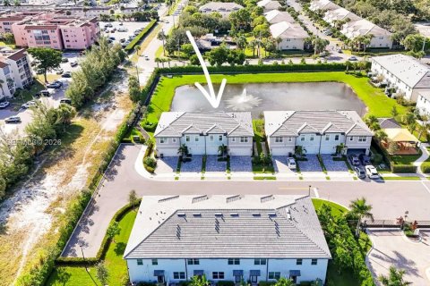 Townhouse in Lauderdale Lakes, Florida 3 bedrooms, 140.84 sq.m. № 2074566