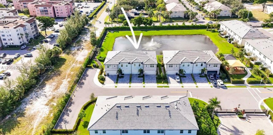 Townhouse in Lauderdale Lakes, Florida 3 bedrooms, 140.84 sq.m. № 2074566