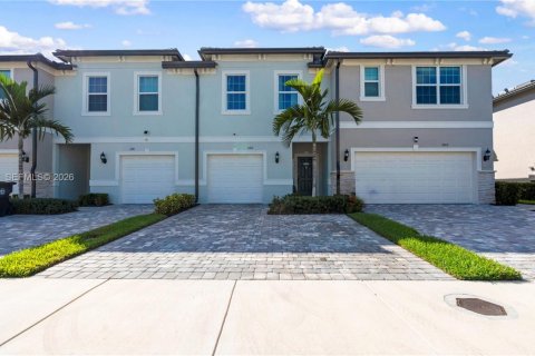 Townhouse in Lauderdale Lakes, Florida 3 bedrooms, 140.84 sq.m. № 2074566 - photo 8
