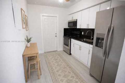 House in Sweetwater, Florida 2 bedrooms, 60.39 sq.m. № 2391929 - photo 3
