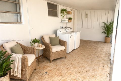 House in Sweetwater, Florida 2 bedrooms, 60.39 sq.m. № 2391929 - photo 7