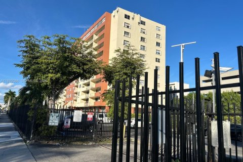 Condominio en venta en Hialeah, Florida, 2 dormitorios, 93.46 m2 № 1944169 - foto 19