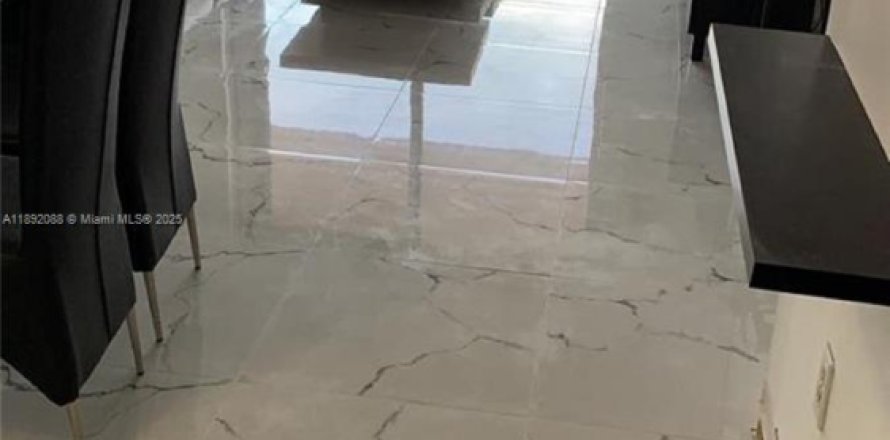 Condominio en Hialeah, Florida, 2 dormitorios № 1944169