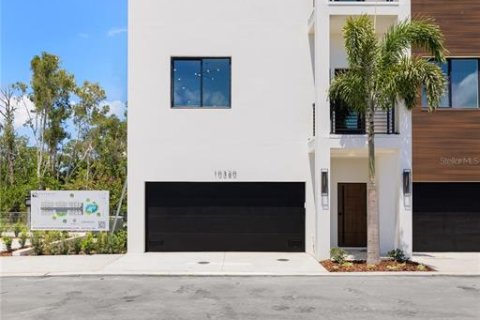 Townhouse in Saint Petersburg, Florida 3 bedrooms, 165.92 sq.m. № 1868874 - photo 2