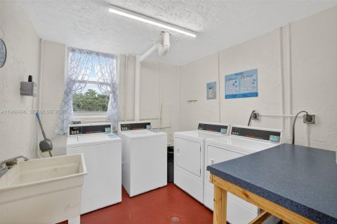 Condominio en venta en Lauderdale Lakes, Florida, 1 dormitorio, 69.49 m2 № 2026135 - foto 26