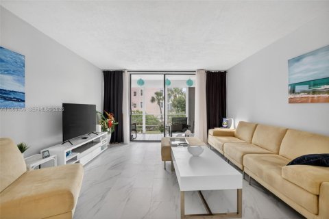 Condominio en venta en Lauderdale Lakes, Florida, 1 dormitorio, 69.49 m2 № 2026135 - foto 3