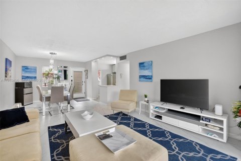 Condominio en venta en Lauderdale Lakes, Florida, 1 dormitorio, 69.49 m2 № 2026135 - foto 9