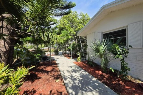 House in Clearwater, Florida 3 bedrooms, 119.57 sq.m. № 1876435 - photo 2