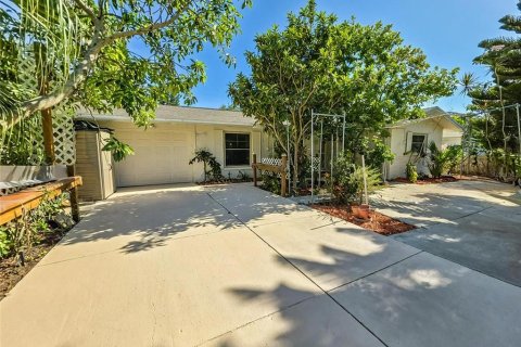 House in Clearwater, Florida 3 bedrooms, 119.57 sq.m. № 1876435 - photo 1