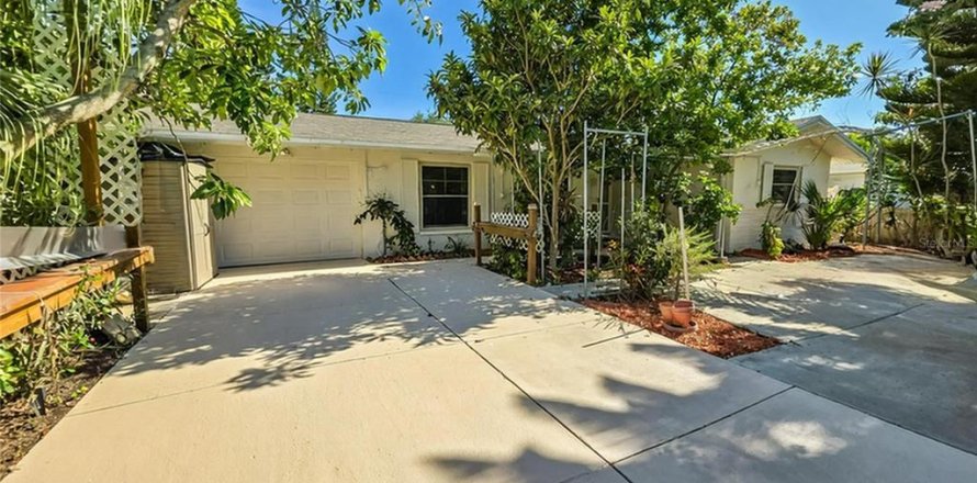 House in Clearwater, Florida 3 bedrooms, 119.57 sq.m. № 1876435