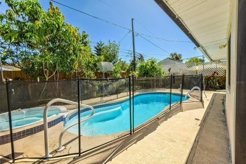 House in Clearwater, Florida 3 bedrooms, 119.57 sq.m. № 1876435 - photo 25