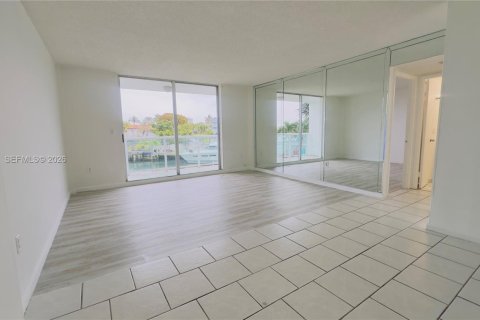 Снять в аренду кондоминиум в Норт-Майами-Бич, Флорида 1 спальня, 65.96м2, № 2009990 - фото 2