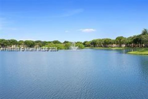 Condo in Miramar, Florida, 1 bedroom № 1811719 - photo 11