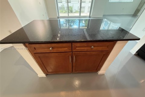 Copropriété à louer à Miami, Floride: 2 chambres, 101.64 m2 № 2041463 - photo 13