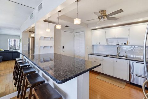 Condo in Clearwater, Florida, 2 bedrooms  № 2225815 - photo 11