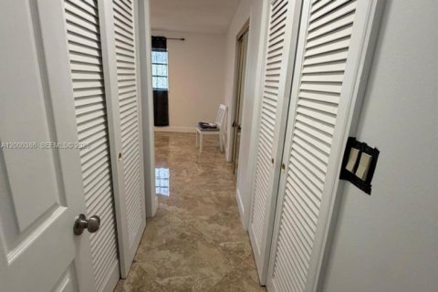 Condo in Hallandale Beach, Florida, 2 bedrooms  № 2068642 - photo 15
