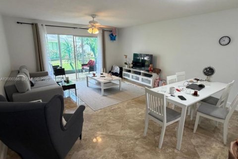 Condo in Hallandale Beach, Florida, 2 bedrooms  № 2068642 - photo 5