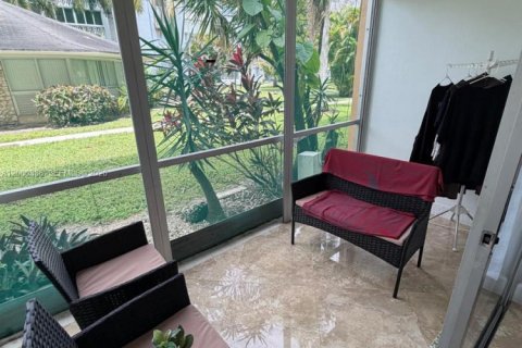 Condo in Hallandale Beach, Florida, 2 bedrooms  № 2068642 - photo 9