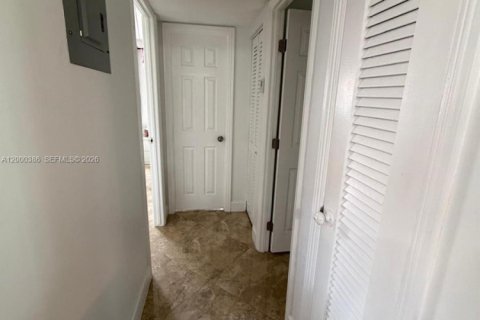 Condo in Hallandale Beach, Florida, 2 bedrooms  № 2068642 - photo 17