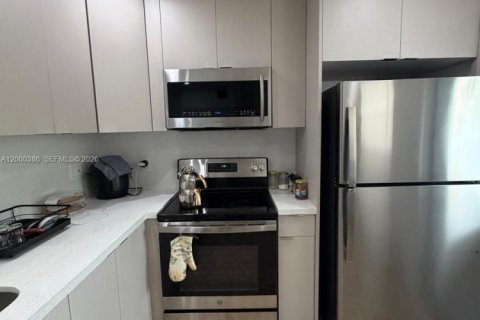 Condo in Hallandale Beach, Florida, 2 bedrooms  № 2068642 - photo 3