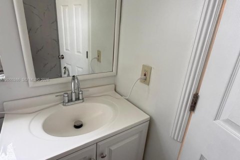 Condo in Hallandale Beach, Florida, 2 bedrooms  № 2068642 - photo 11