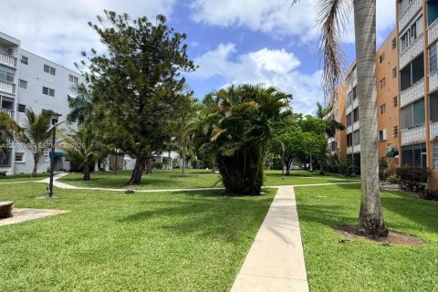 Condo in Hallandale Beach, Florida, 2 bedrooms  № 2068642 - photo 26