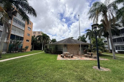 Condo in Hallandale Beach, Florida, 2 bedrooms  № 2068642 - photo 23