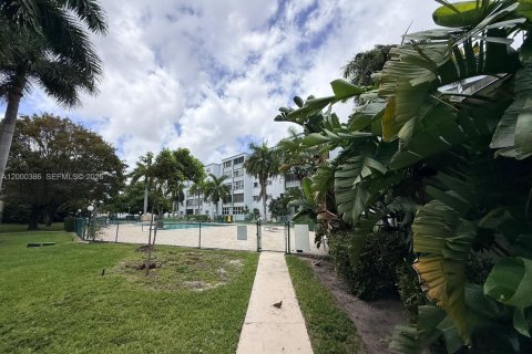 Condo in Hallandale Beach, Florida, 2 bedrooms  № 2068642 - photo 29