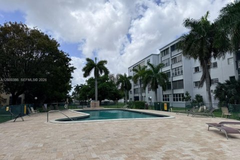 Condo in Hallandale Beach, Florida, 2 bedrooms  № 2068642 - photo 28