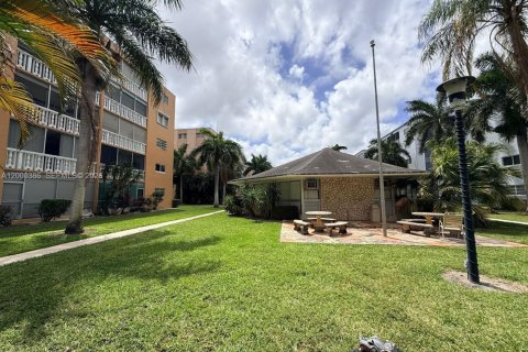 Condo in Hallandale Beach, Florida, 2 bedrooms  № 2068642 - photo 22