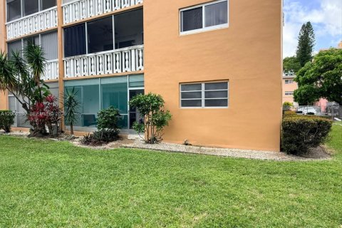 Condo in Hallandale Beach, Florida, 2 bedrooms  № 2068642 - photo 25