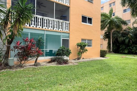 Condo in Hallandale Beach, Florida, 2 bedrooms  № 2068642 - photo 27
