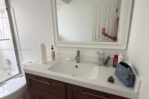 Condo in Hallandale Beach, Florida, 2 bedrooms  № 2068642 - photo 18