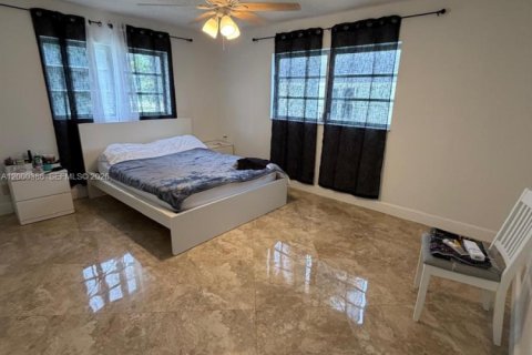 Condo in Hallandale Beach, Florida, 2 bedrooms  № 2068642 - photo 13