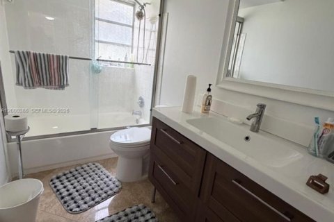 Condo in Hallandale Beach, Florida, 2 bedrooms  № 2068642 - photo 19