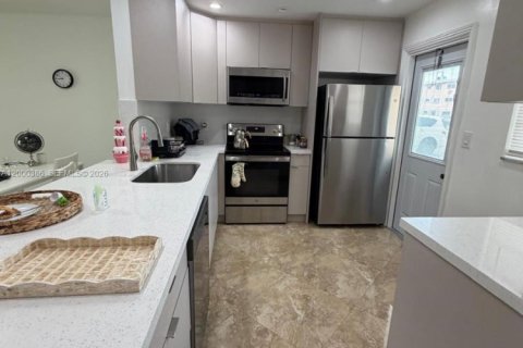 Condo in Hallandale Beach, Florida, 2 bedrooms  № 2068642 - photo 4