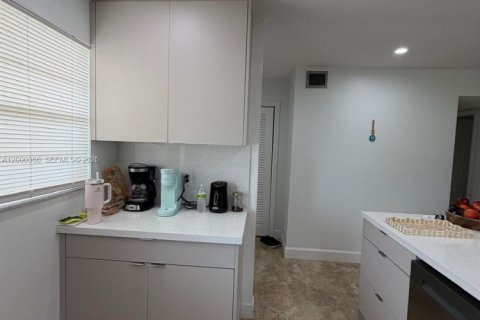 Condo in Hallandale Beach, Florida, 2 bedrooms  № 2068642 - photo 2