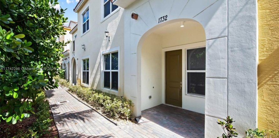Townhouse in Pembroke Pines, Florida 3 bedrooms, 179.49 sq.m. № 1692522