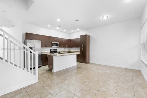 Townhouse in Pembroke Pines, Florida 3 bedrooms, 179.49 sq.m. № 1692522 - photo 5