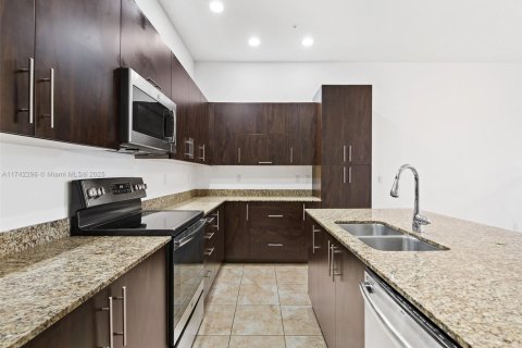 Townhouse in Pembroke Pines, Florida 3 bedrooms, 179.49 sq.m. № 1692522 - photo 6
