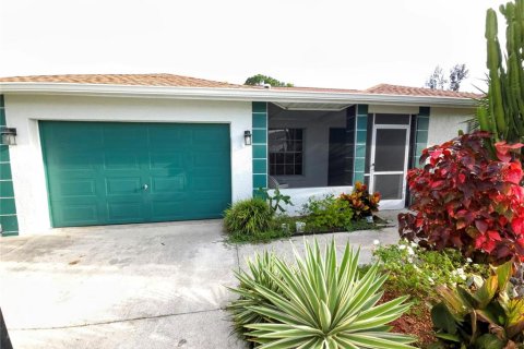 House in North Fort Myers, Florida 2 bedrooms, 121.14 sq.m. № 1833092 - photo 1