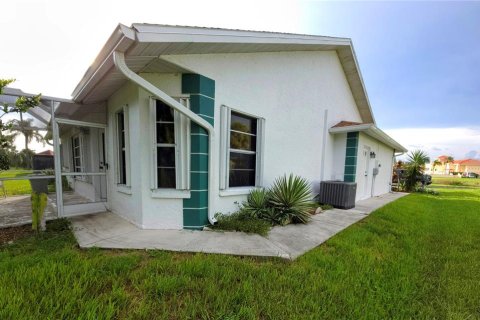 House in North Fort Myers, Florida 2 bedrooms, 121.14 sq.m. № 1833092 - photo 4