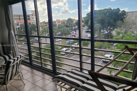 Снять в аренду кондоминиум в Помпано-Бич, Флорида 2 спальни, 102.19м2, № 1990613 - фото 2