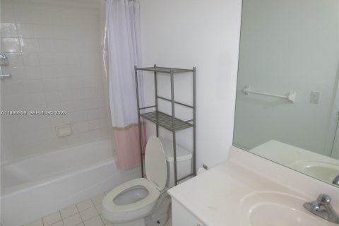 Снять в аренду кондоминиум в Майами, Флорида 2 спальни, 86.4м2, № 2052057 - фото 16