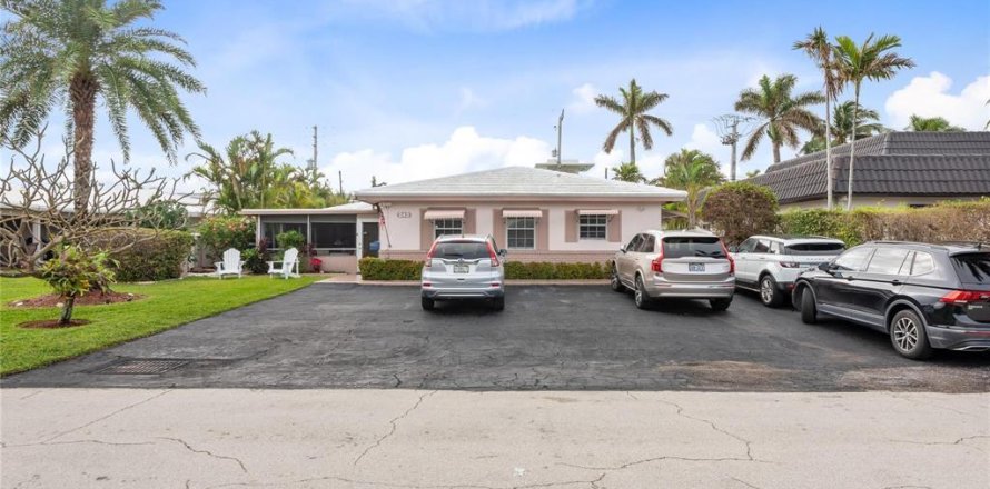 House in Lauderdale-by-the-Sea, Florida 2 bedrooms, 111.48 sq.m. № 2254392