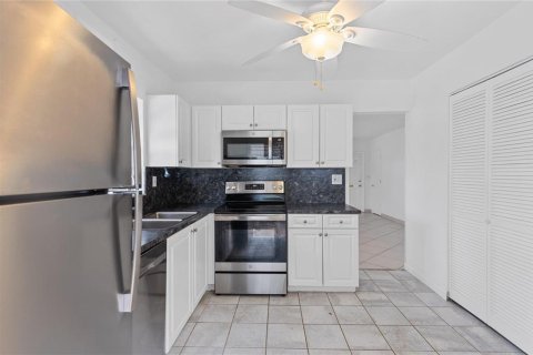 House in Lauderdale-by-the-Sea, Florida 2 bedrooms, 111.48 sq.m. № 2254392 - photo 4