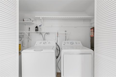 House in Lauderdale-by-the-Sea, Florida 2 bedrooms, 111.48 sq.m. № 2254392 - photo 6