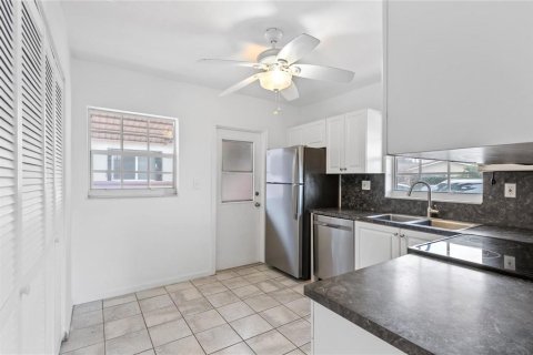 House in Lauderdale-by-the-Sea, Florida 2 bedrooms, 111.48 sq.m. № 2254392 - photo 3