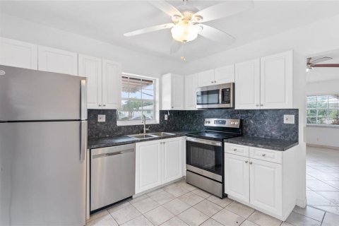House in Lauderdale-by-the-Sea, Florida 2 bedrooms, 111.48 sq.m. № 2254392 - photo 5
