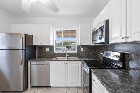 House in Lauderdale-by-the-Sea, Florida 2 bedrooms, 111.48 sq.m. № 2254392 - photo 2